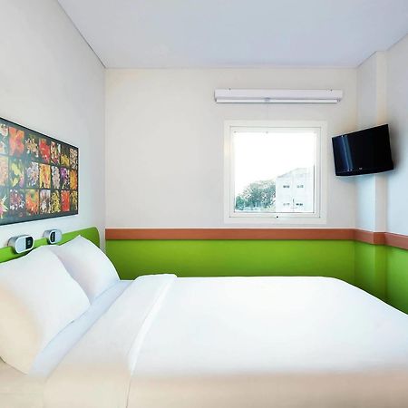 Ibis Budget Semarang Tendean Exteriör bild