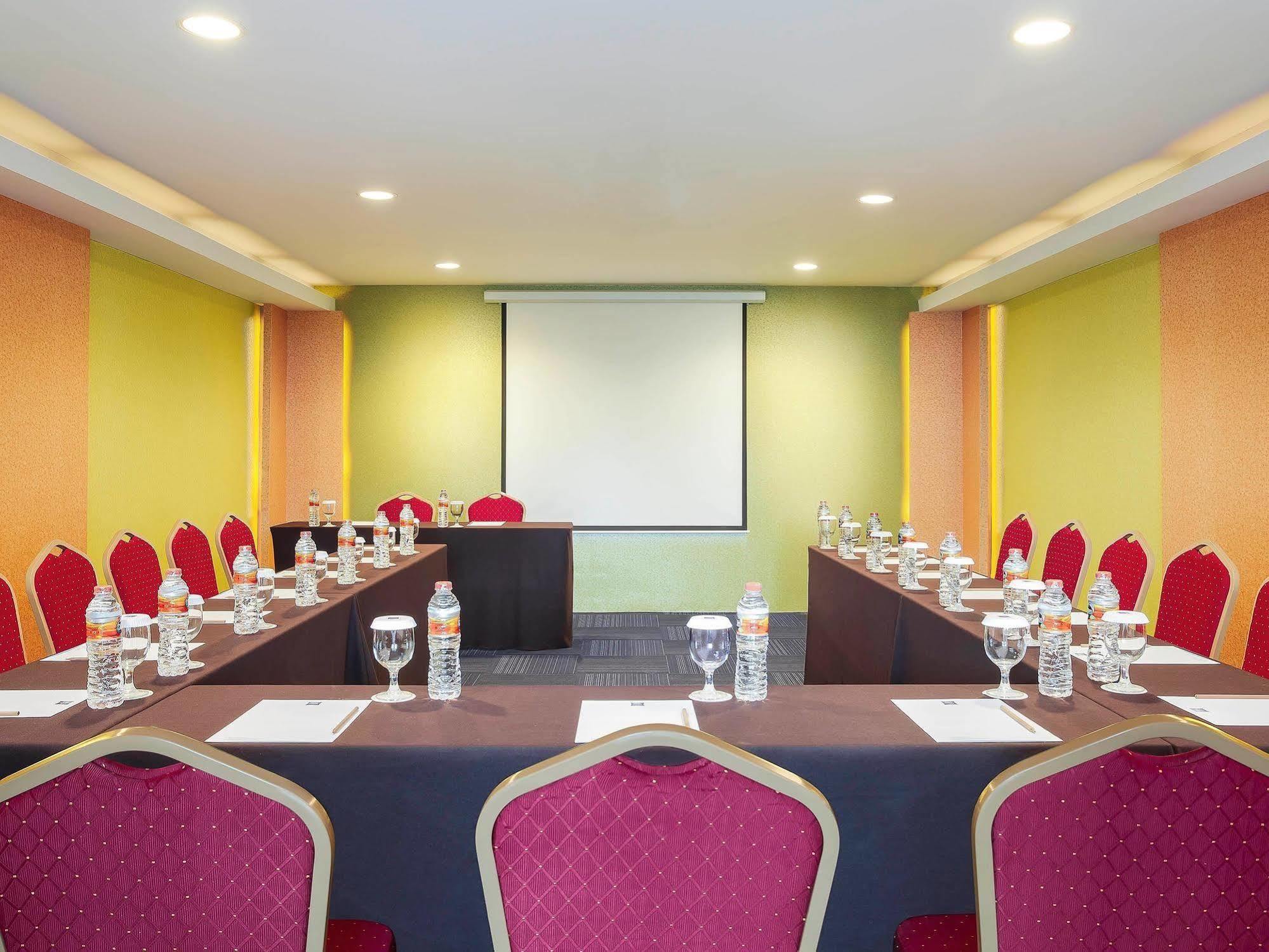 Ibis Budget Semarang Tendean Exteriör bild