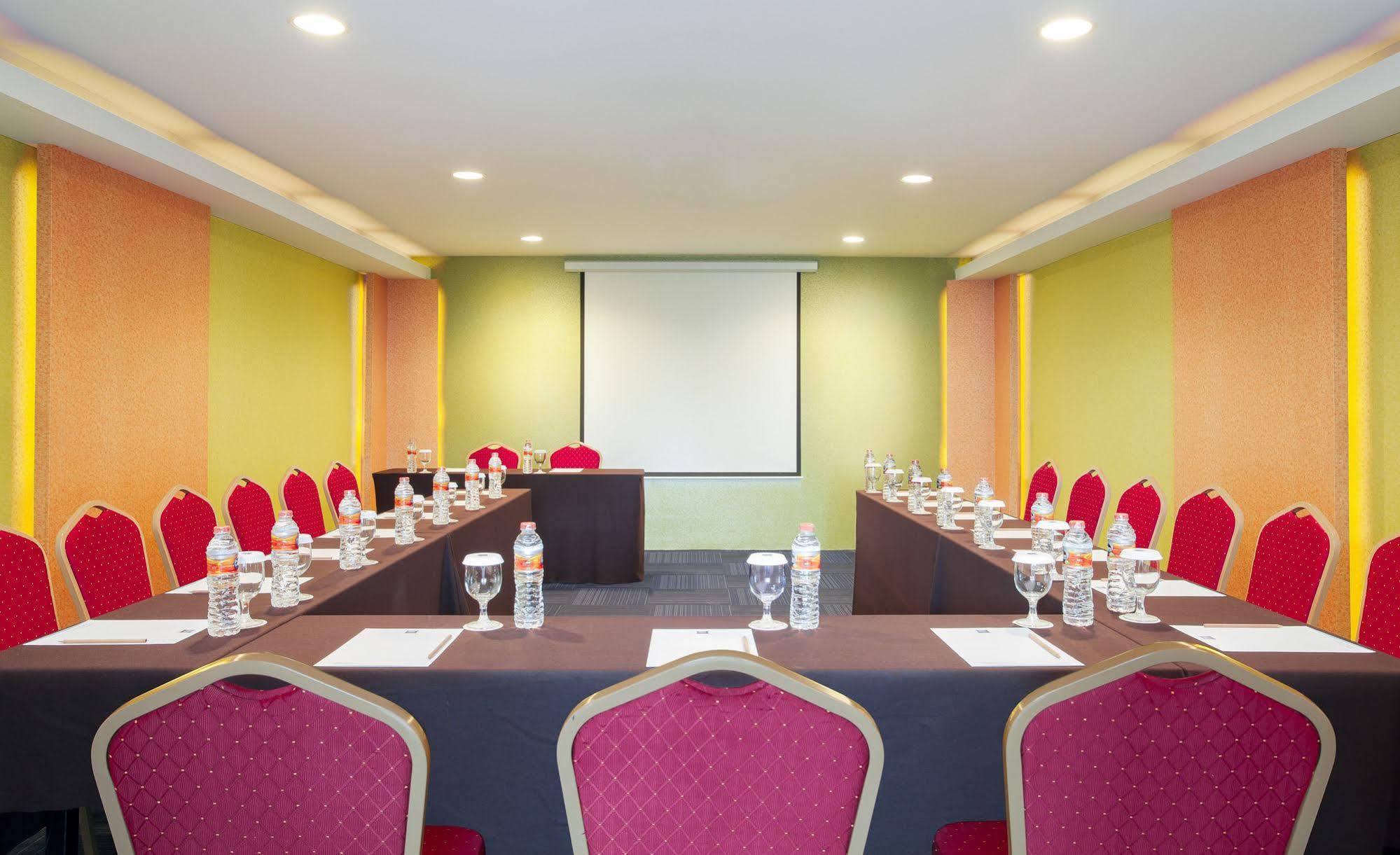 Ibis Budget Semarang Tendean Exteriör bild